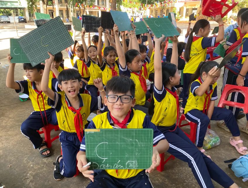Dự án đưa SACH về làng – Từ rác thải thành những giấc mơ sắc màu